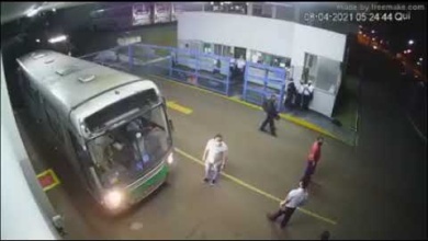 Foto de Vídeo mostra ação de diretor do Sindicato dos Motoristas impedindo saída de ônibus