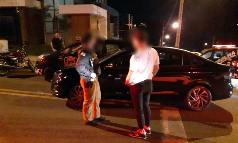 Policial festa Policial participava de festa clandestina em Maringá