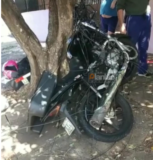 moto enroscada fio Fios de telefone soltos na rua causa grave acidente e deixa mulher em estado gravíssimo