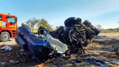 Foto de Motorista morre em acidente entre caminhões