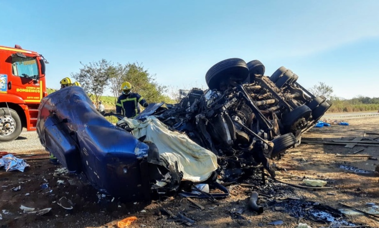 Acidente nossa senhora das gracas Motorista morre em acidente entre caminhões