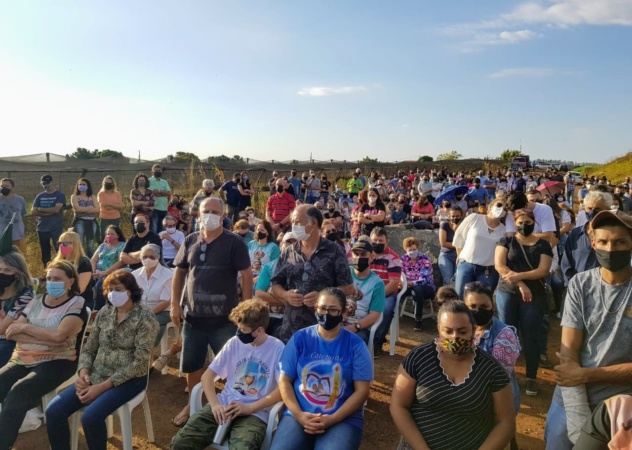 Missa 1 Pedras que fecham acesso à Estrada Terra Roxa são usadas como altar em santa missa pelos excluídos