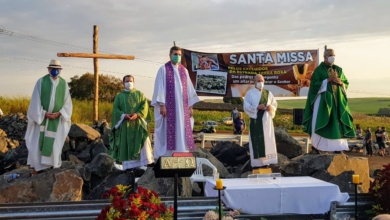 Foto de Pedras que fecham acesso à Estrada Terra Roxa são usadas como altar em santa missa pelos excluídos