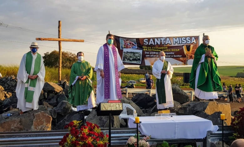 Pedras que fecham acesso à Estrada Terra Roxa são usadas como altar em santa missa pelos excluídos 1 Missa3 Pedras que fecham acesso à Estrada Terra Roxa são usadas como altar em santa missa pelos excluídos