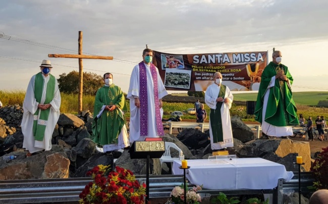 Missa3 e1624888099577 Pedras que fecham acesso à Estrada Terra Roxa são usadas como altar em santa missa pelos excluídos