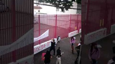 Foto de Manifestantes protestam defronte escritório do deputado Ricardo Barros