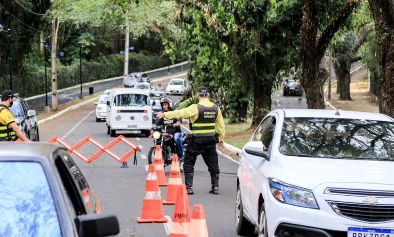 blitz Blitz com Prefeitura e PM remove oito veículos e aplica 13 multas; moto com R$ 48 mil em multas é apreendida