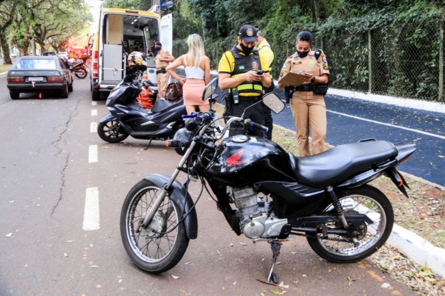 blitz maringa Blitz com Prefeitura e PM remove oito veículos e aplica 13 multas; moto com R$ 48 mil em multas é apreendida