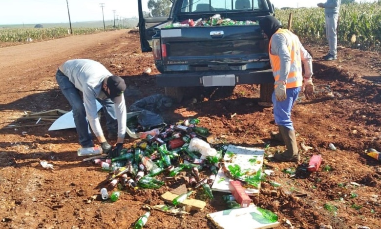 descarte irregular Funcionários de empresa são flagrados realizando descarte irregular
