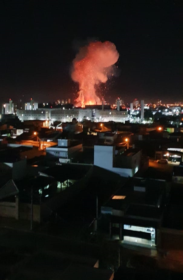 Veja o vídeo: Caminhão explode em posto de combustíveis em ...