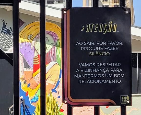 Aviso bar Bom exemplo