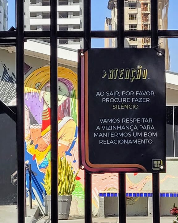 Aviso bar Bom exemplo