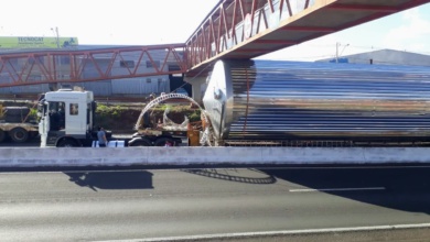 Foto de Caminhão entala em passarela do Contorno Norte