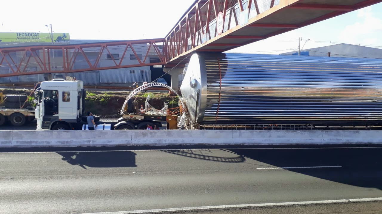 Carreta Caminhão entala em passarela do Contorno Norte