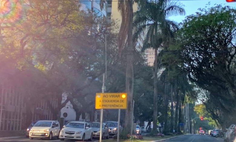 Placa piscante 1 Após vários acidentes