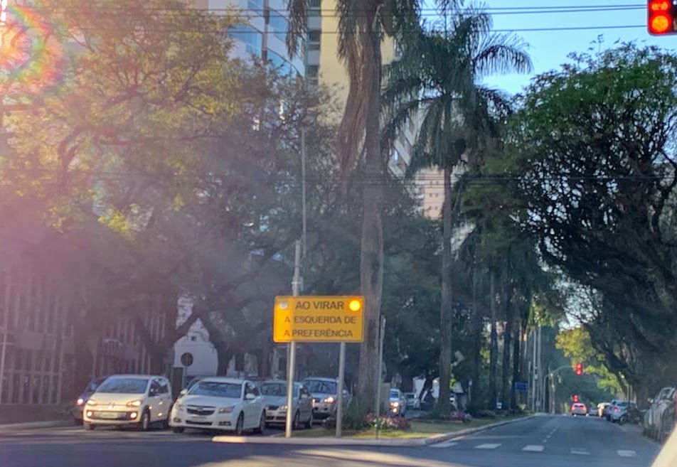 Placa piscante 1 Após vários acidentes