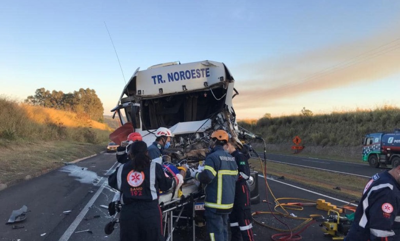 Acidente grave entre dois caminhões 1 acidente br 376 Acidente grave entre dois caminhões