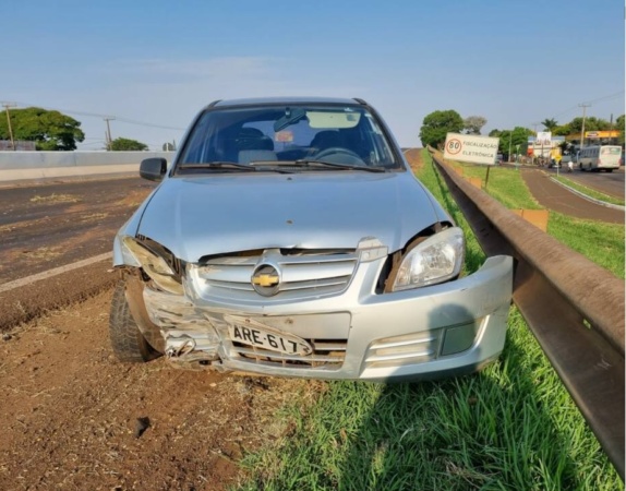 carro acidente 323 Jovem morre atropelada após tentar atravessar rodovia