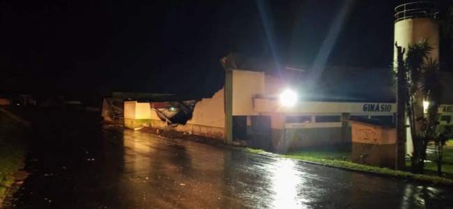 Abelhao 1 Temporal destruiu o ginásio de esportes de Mandaguaçu