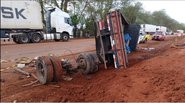 acidente pr 323 paicandu Colisão frontal deixa motorista morto na PR 323