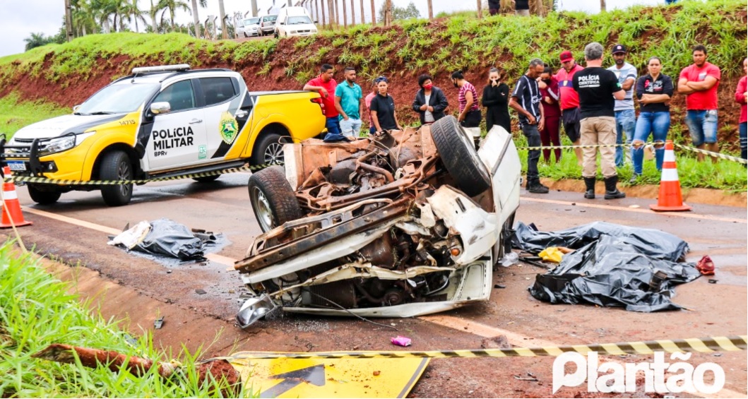 acidente pr Três jovens que ocupavam um carro com placas de Maringá, morrem em grave acidente na região