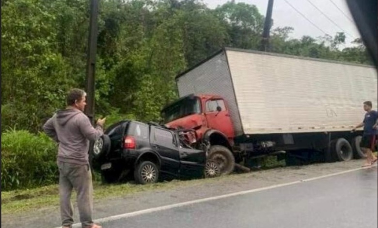 Colisão frontal matou quatro pessoas que ocupavam um veículo de Maringá 1 acidente Colisão frontal matou quatro pessoas que ocupavam um veículo de Maringá