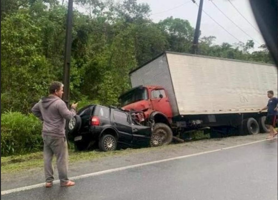 acidente Colisão frontal matou quatro pessoas que ocupavam um veículo de Maringá