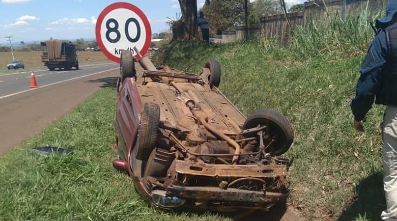 Capotamento próximo a Iguatemi deixa duas pessoas feridas 1 acidente br 376 Capotamento próximo a Iguatemi deixa duas pessoas feridas