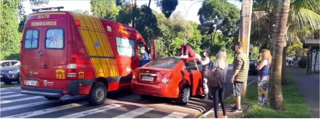 acidente moto carro Passageira de motocicleta cai deitada sobre teto de carro após acidente