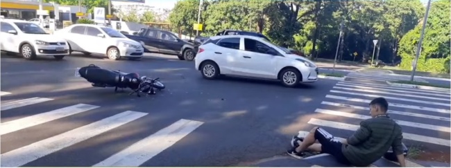 acidente moto jk Passageira de motocicleta cai deitada sobre teto de carro após acidente