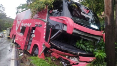 Foto de Colisão entre carro e ônibus deixa cinco mortos na BR-040, em Minas Gerais