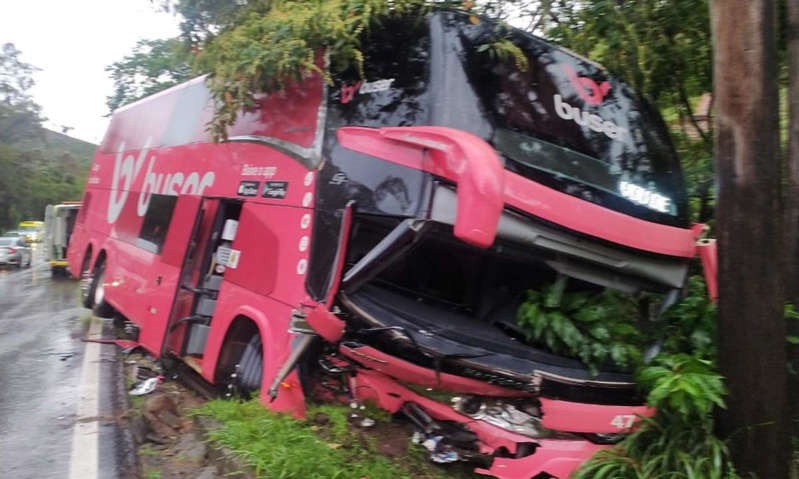 acidente onibus Colisão entre carro e ônibus deixa cinco mortos na BR-040, em Minas Gerais