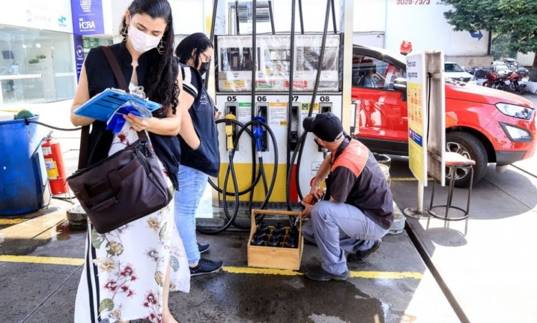 Procon vistoria postos e coleta amostras de combustíveis 1 procon posto Procon vistoria postos e coleta amostras de combustíveis