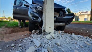 Foto de Motorista atinge poste com caminhonete após perder controle