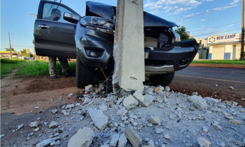 acidente caminhonete Motorista atinge poste com caminhonete após perder controle