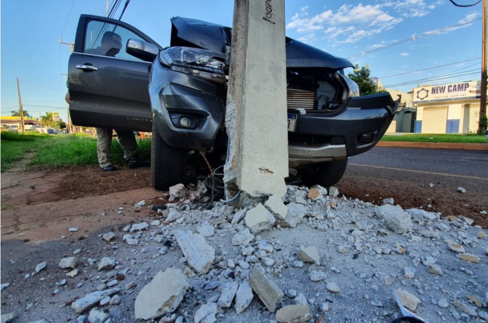 acidente caminhonete Motorista atinge poste com caminhonete após perder controle