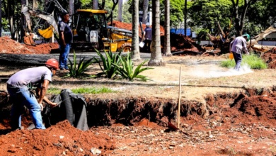 Foto de Prefeitura de Maringá vistoria andamento das obras na Praça Napoleão Moreira da Silva