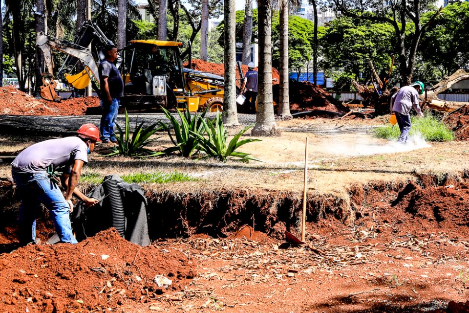 praca napoleao Prefeitura de Maringá vistoria andamento das obras na Praça Napoleão Moreira da Silva