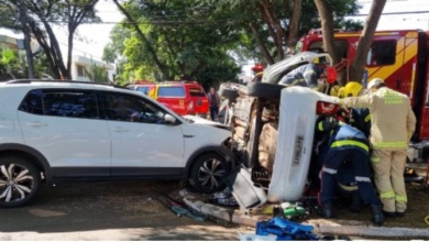 Foto de Mulher é intubada após carro que ela e o pai estavam ser prensado contra árvore