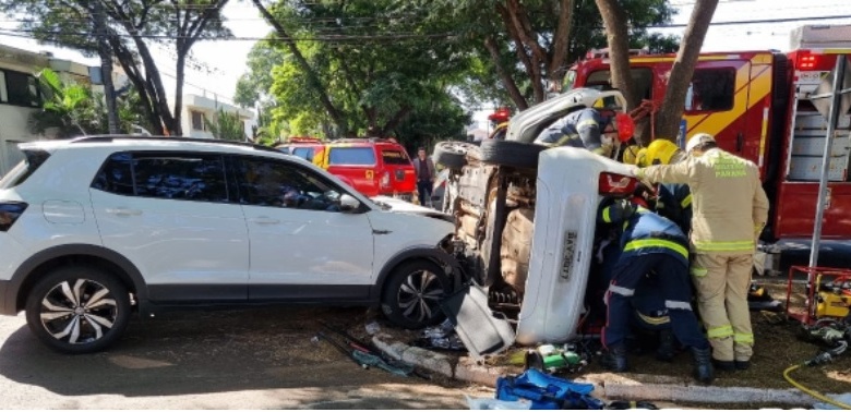 Mulher é intubada após carro que ela e o pai estavam ser prensado contra árvore 1 acidente Mulher é intubada após carro que ela e o pai estavam ser prensado contra árvore