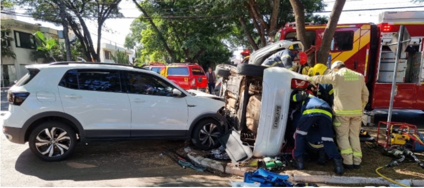 acidente Mulher é intubada após carro que ela e o pai estavam ser prensado contra árvore