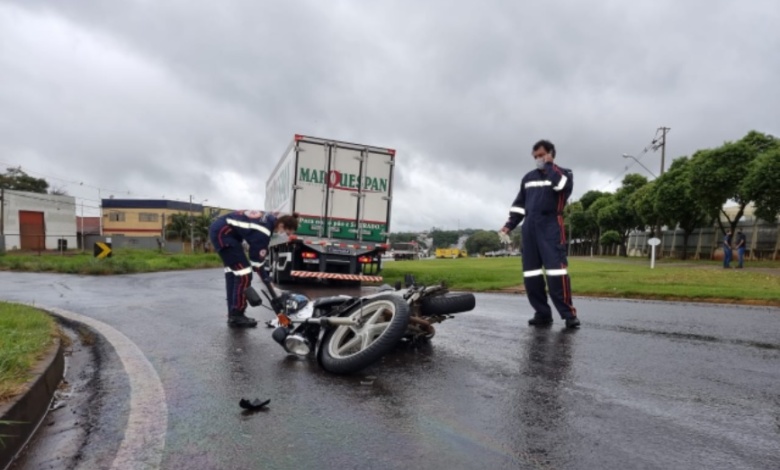 Motociclista morre após cair debaixo de caminhão no Contorno Sul 1 acidente moto contorno Motociclista morre após cair debaixo de caminhão no Contorno Sul