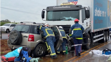 Foto de Três pessoas ficam feridas após colisão entre carro e caminhão na PR-323