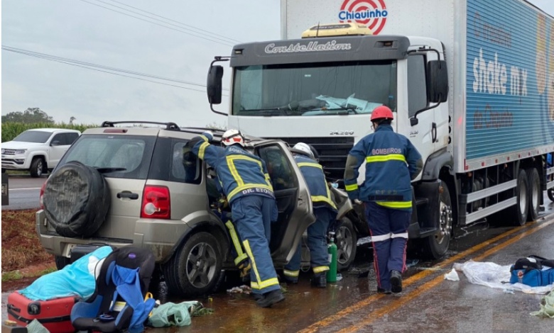 Três pessoas ficam feridas após colisão entre carro e caminhão na PR-323 1 acidente pr 323 Três pessoas ficam feridas após colisão entre carro e caminhão na PR-323