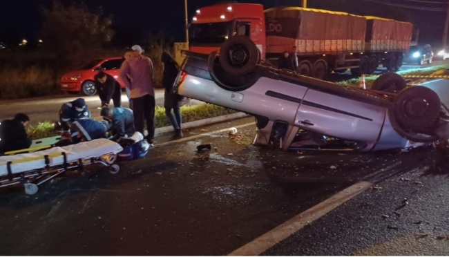 acidente mandaguacu Quatro pessoas ficam feridas após motorista invadir pista contrária e bater de frente com outro em Mandaguaçu