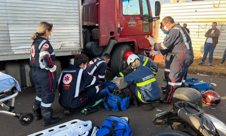 acidente moto caminhao Motociclista de 50 anos sofre acidente gravíssimo ao bater em caminhão