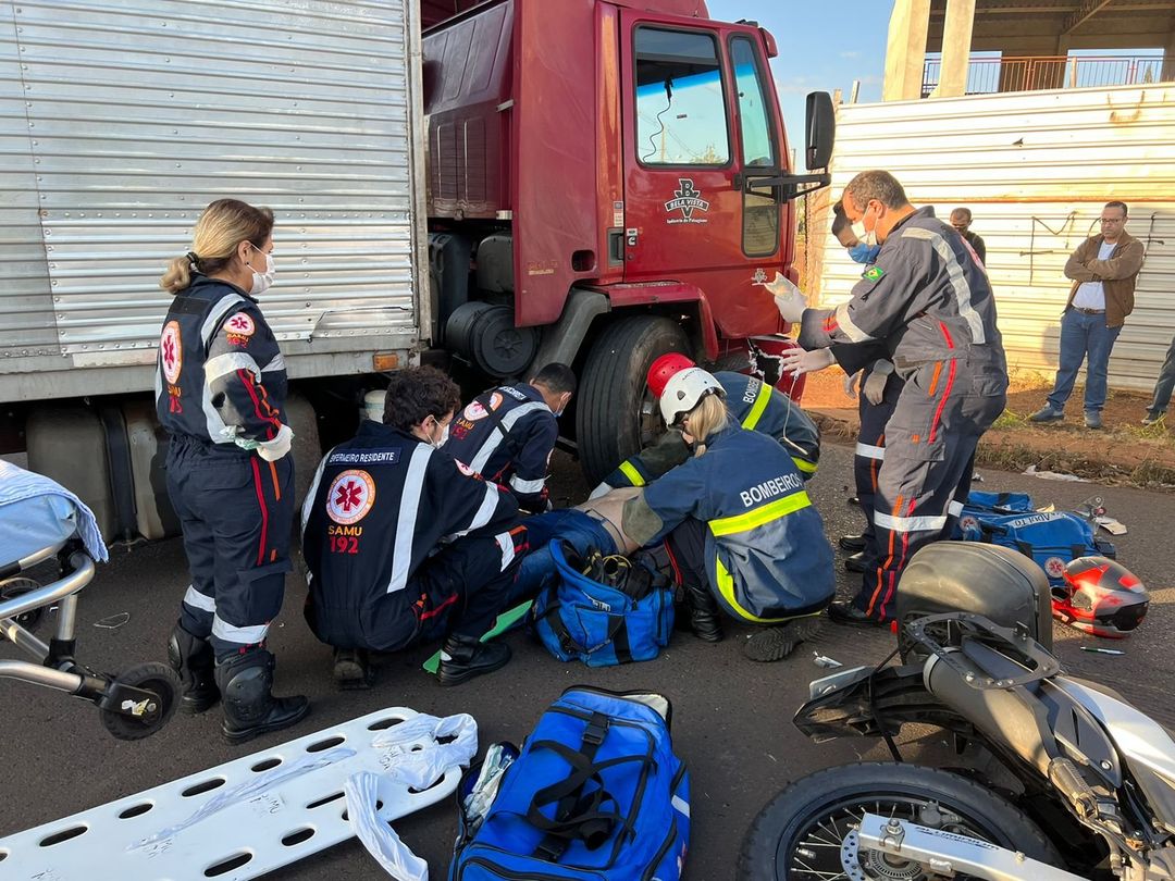 acidente moto caminhao Motociclista de 50 anos sofre acidente gravíssimo ao bater em caminhão