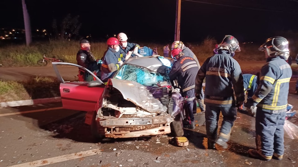 mandaguacu Quatro pessoas ficam feridas após motorista invadir pista contrária e bater de frente com outro em Mandaguaçu