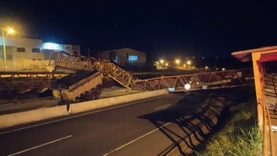 Foto de Caminhão derruba passarela no contorno