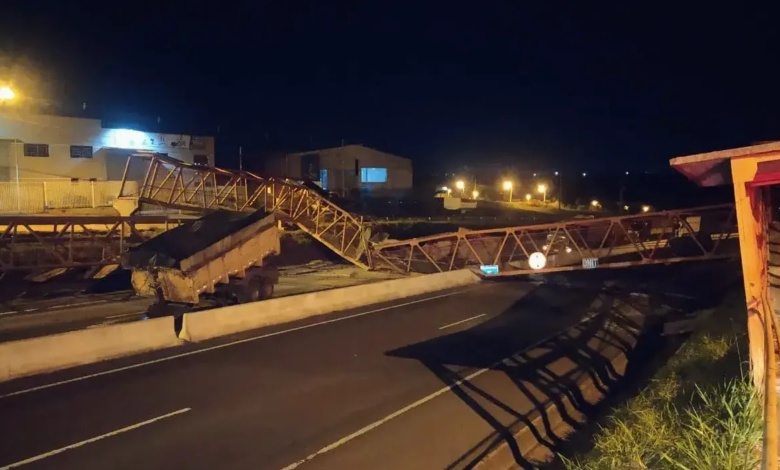 Caminhão derruba passarela no contorno 1 Viaduto 2107b Caminhão derruba passarela no contorno